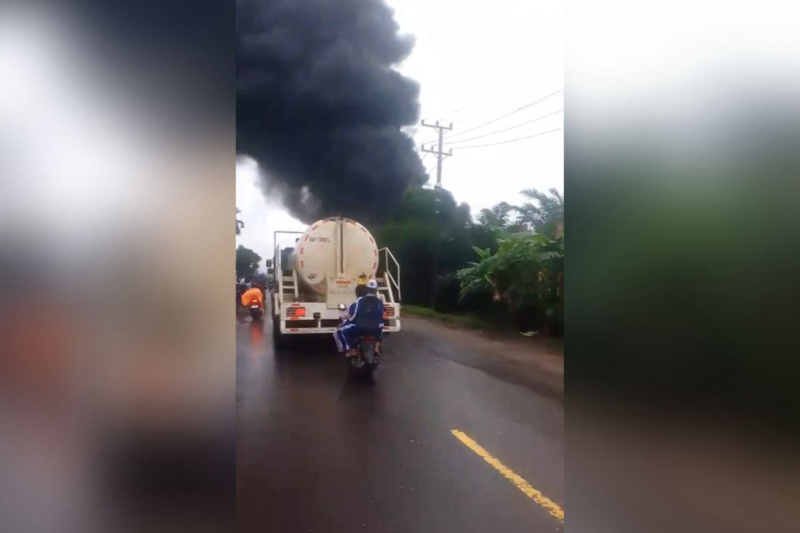 Gudang Diduga Penimbun Minyak Ilegal di Kota Jambi Terbakar Hebat, Asap Hitam Selimuti Langit