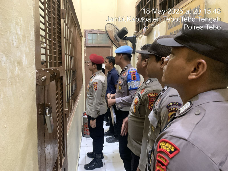 Pastikan Keamanan dan Kesehatan Tahanan, Kanit Pidum Polres Tebo Lakukan Pengecekan Rutan Mapolres.