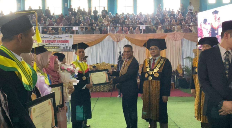 STIE-SAK Wisuda 395 Sarjana, Ini Pesan Ketua Dr Gampo