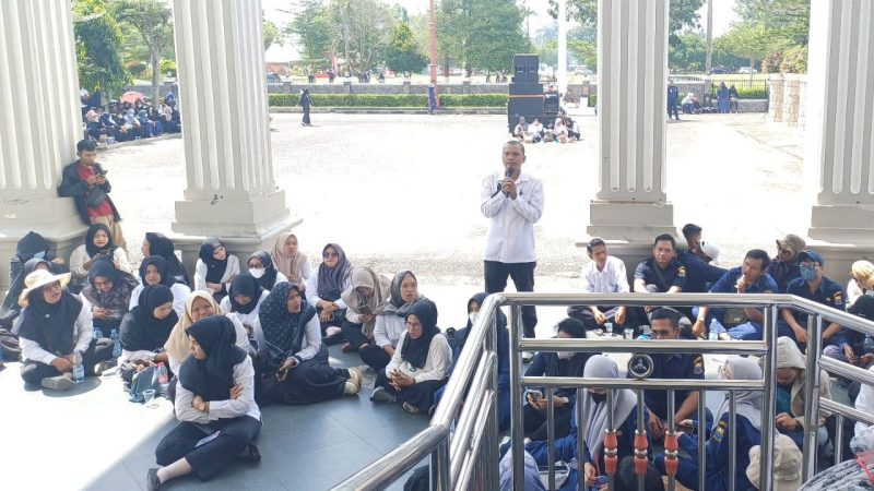 Tuntut Gaji Setara UMP, Tenaga Honor Pemprov Gelar Aksi di DPRD Jambi