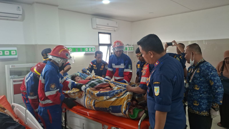 Wanita Obesitas Terjatuh di Kamar Mandi, Tim Damkartan Lakukan Evakuasi Khusus