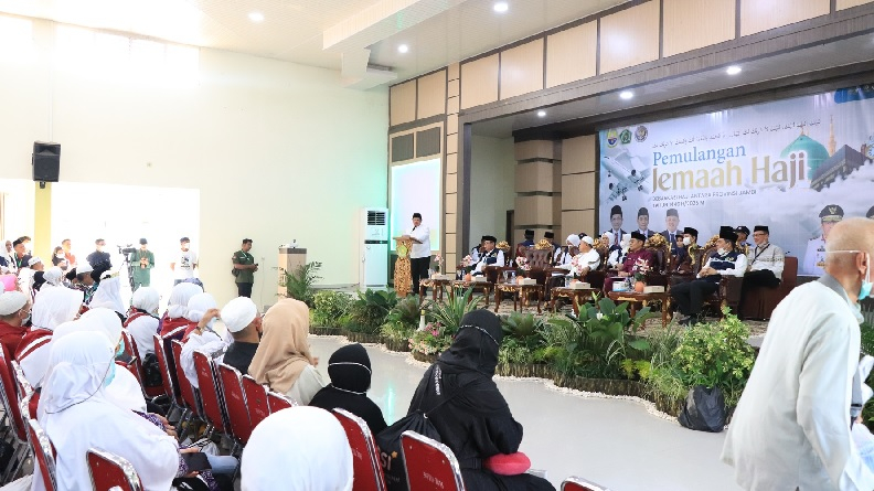 Jamaah Kloter 14 BTH Tiba di Jambi Langsung Disambut Gubernur.