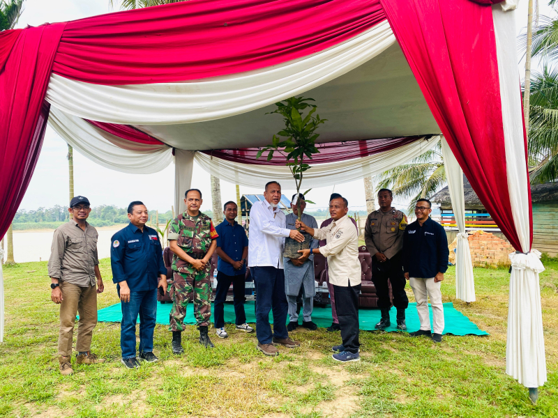 Dukung Penghijauan, Pelindo Tanam 400 Bibit Pohon di Desa Pematang Jering Muaro Jambi