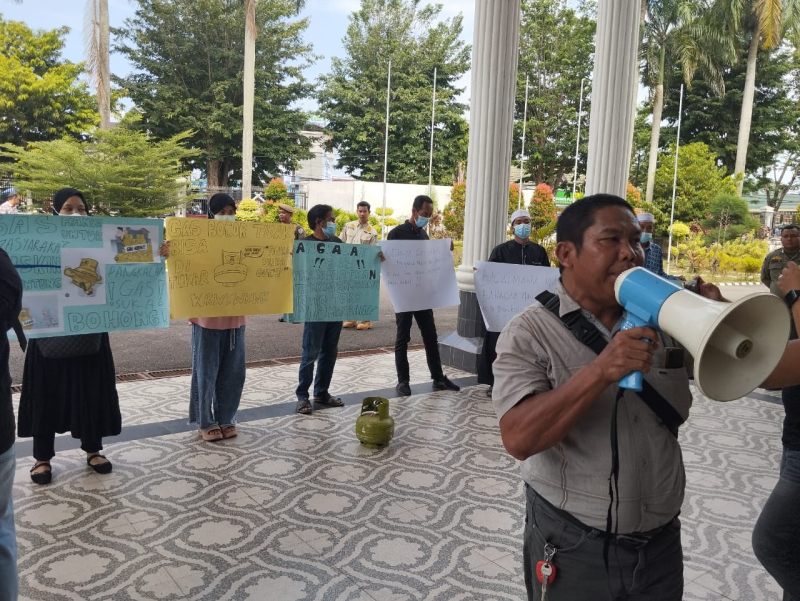 Kesulitan Gas Subsidi, Warga Tanjung Sari Geruduk Gedung DPRD Kota Jambi