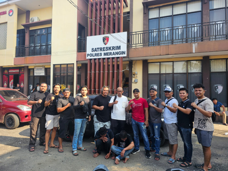 Seorang pria di Merangin jadi korban penganiayaan sadis hingga tangan putus dan wajah robek. Motif pelaku diduga karena dendam pribadi. Polisi bergerak cepat dan berhasil mengamankan dua pelaku.