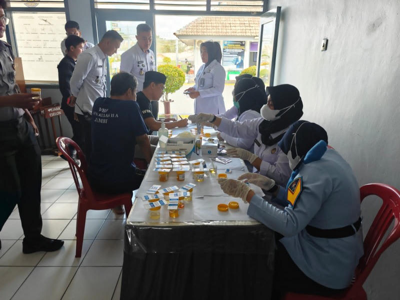 Cek Urine Mendadak di Lapas Kelas IIA Jambi, Kalapas hingga Warga Binaan Diperiksa