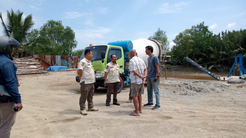 Satpol PP Tanjab Barat sidak batching plant di Sungai Nibung, Tungkal Ilir, Kamis (19/07). Dugaan pelanggaran perizinan mencuat setelah pengelola tak bisa menunjukkan dokumen yang diminta petugas.