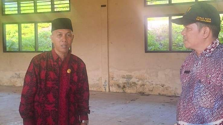 Helmi, Kadis Sosial saat meninjau eks gedung kampus UNJA 