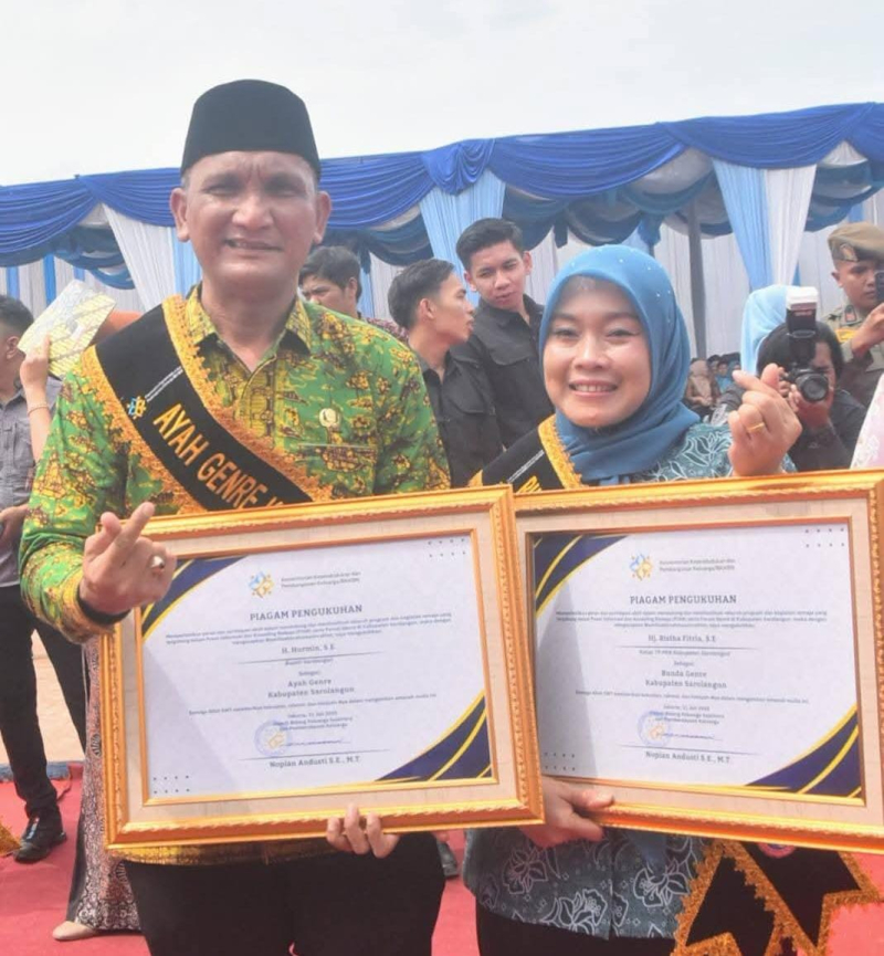 Bupati Hurmin dan Hj Risha Fitria Hurmin Dikukuhkan Sebagai Ayah dan Ibu GenRe Saat Harganas