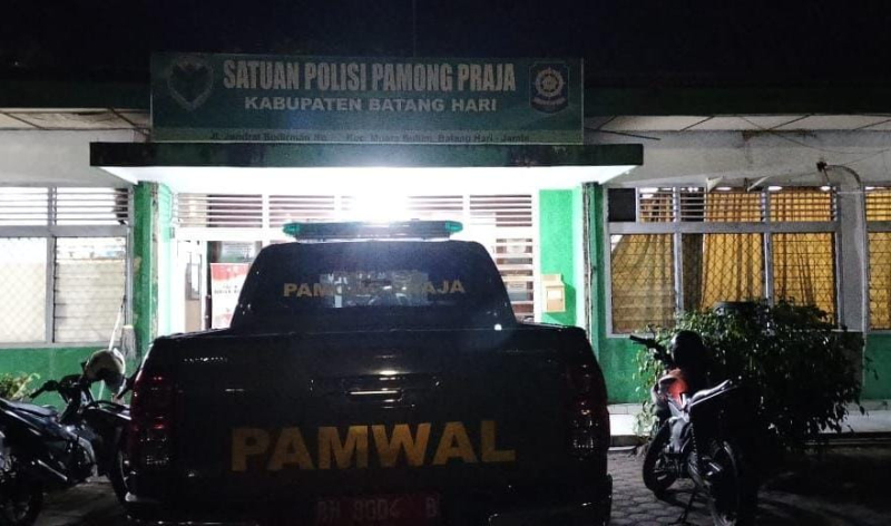 Heboh!! Ketua Partai di Batang Hari Digelandang ke Kantor Sat Pol PP, Dibawak Warga Bersama Wanita
