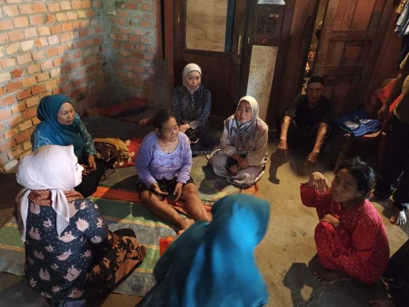 Peduli Warga Miskin Ekstrem, Ketua PKK Muaro Jambi Salurkan Bantuan Sembako dan Kursi Roda