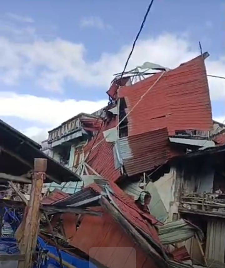 Dihantam Angin Puting Beliung, Puluhan Rumah Porak-poranda di Kayu Aro.