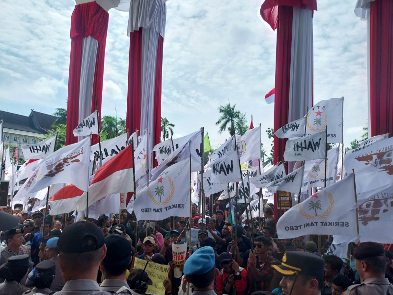 Aliansi Petani Unjuk Rasa di Gedung DPRD Jambi, Tolak Aktifitas Satgas PKH di Wilayah Masyarakat Adat
