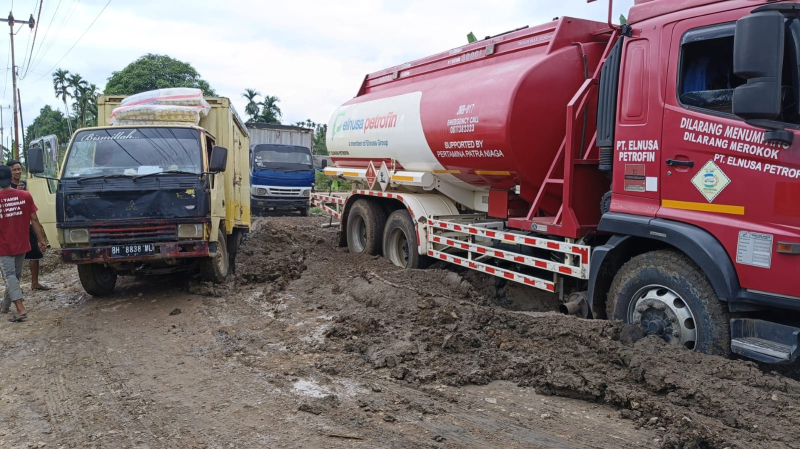 Mobil tangki milik PT Elnusa Petrofin terperosok di jalan berlumpur saat hendak mendistribusikan BBM di kawasan Rantau Rasau, Kabupaten Tanjab Timur. 
