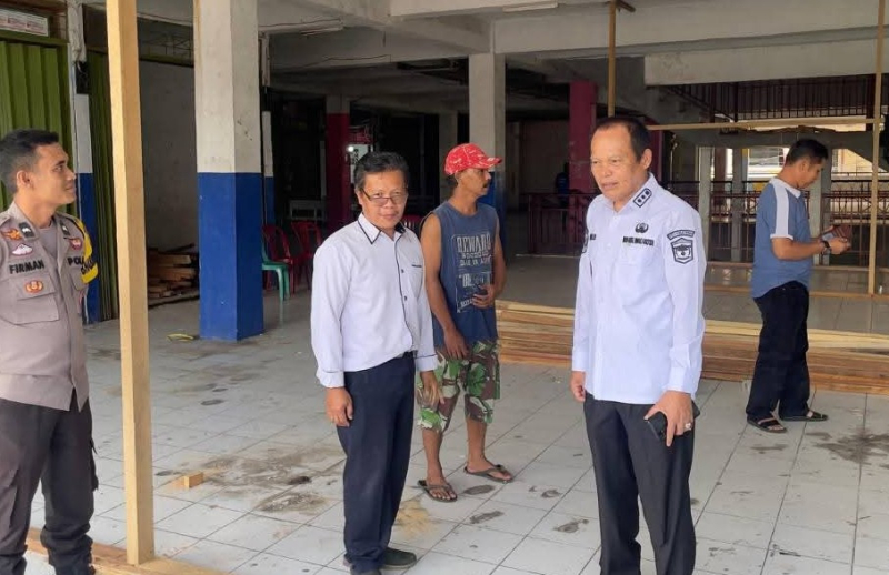 Pemkot Sungai Penuh merelokasi puluhan pedagang Pasar Beringin ke Kincai Plaza selama proses renovasi pasar dua lantai. Wawako Azhar pastikan proses berjalan lancar dan tertib.