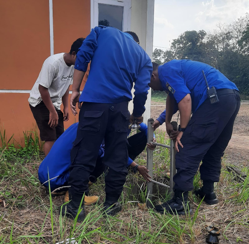 Tim Damkar Muaro Jambi saat melakukan proses evakuasi ular piton di sumur warga.