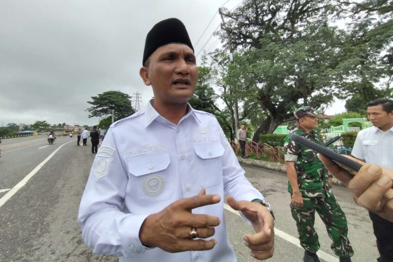 Bupati Sarolangun H Hurmin saat diwawancarai awak media 