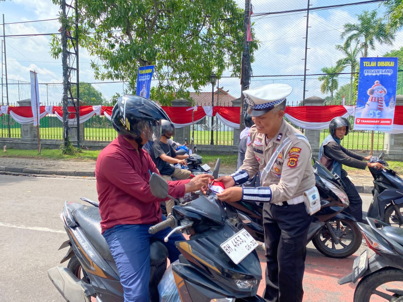 HUT RI ke-80, Satlantas Polresta Jambi Ajak Warga Tertib Lalu Lintas Sambil Bagikan Bendera
