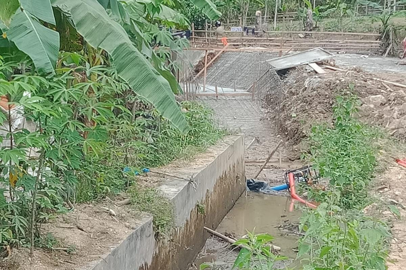 Pengerjaan proyek irigasi di Sungai Batang Sangkir Kerinci.