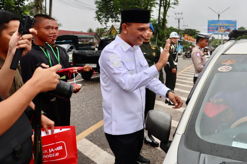 Bupati Hurmin beserta Forkompinda Sarolangun bagi-bagi bendera merah putih kepada masyarakat dan pengendara.
