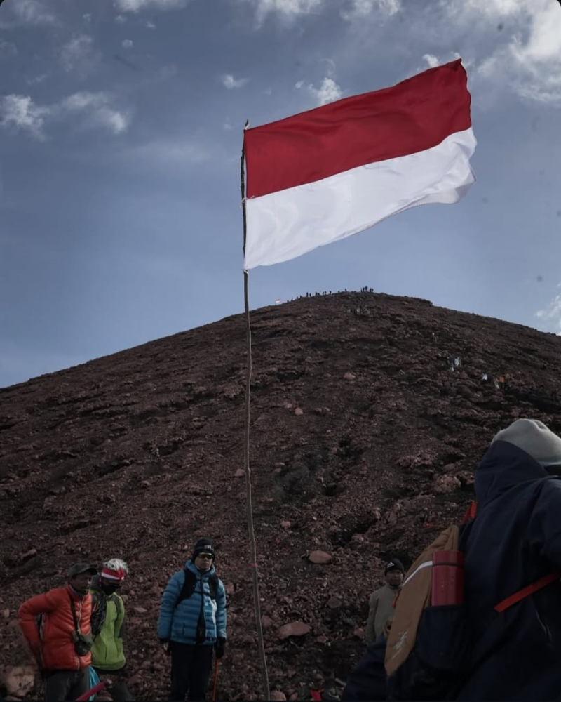 133 Pendaki Rayakan HUT RI ke 80 di Puncak Gunung Kerinci