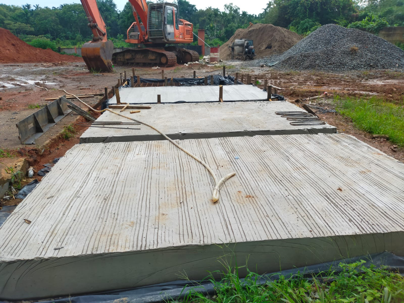 Segmen rigid beton portabel yang diproduksi oleh UPTD Alkal PUPR Kabupaten Tanjabtim untuk mengatasi kerusakan jalan