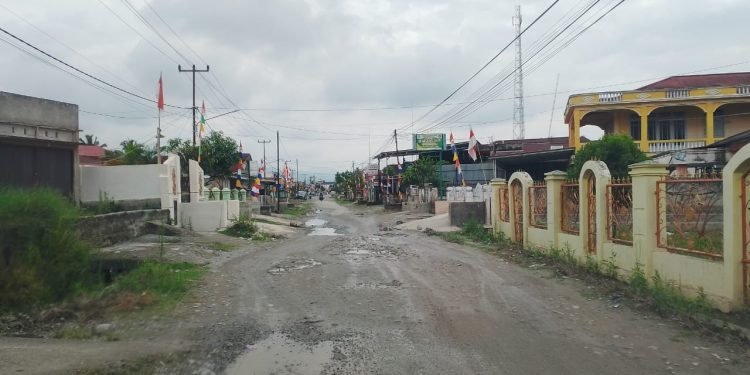 Foto Jalan di Kecamatan Depati Tujuh yang rusak karena sering terendam banjir.