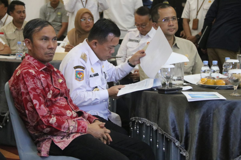 Gubernur Al Haris Dampingi Menteri Transmigrasi Bahas Penyelesaian Permasalahan TSM IV Gelam Baru