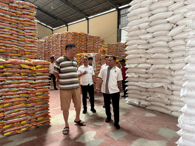 Polda Jambi lakukan pengecekan stok beras di dua distributor besar. Hasilnya, stok beras premium aman dan harga stabil sesuai aturan HET pemerintah.