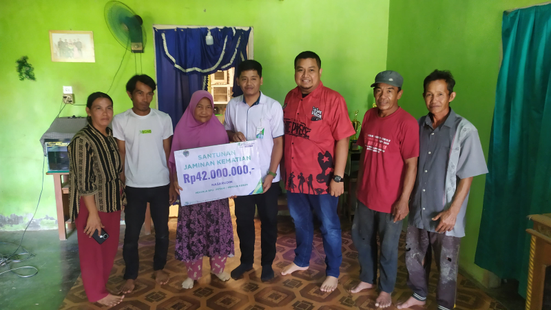 BPJS Ketenagakerjaan Batang Hari Serahkan Santunan Jaminan Kematian Rp42 Juta kepada Ahli Waris