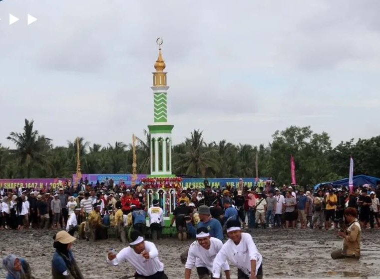 Pantai Babussalam saat Festival Air Hitam Laut atau Mandi Safar yang belum lama ini dilaksanakan