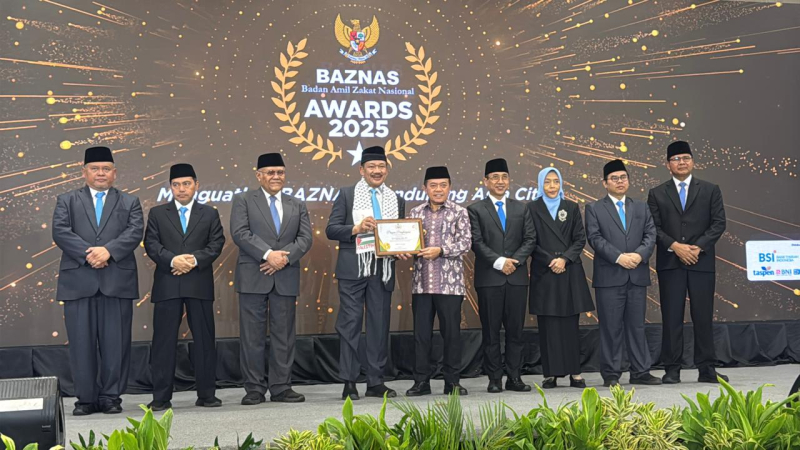 Terima Penghargaan BAZNAS Awards 2025, Gubernur Al Haris Bertekad Terus Perkuat Peran Zakat di Provinsi Jambi