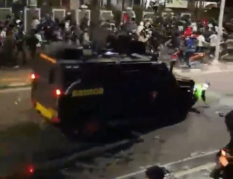 Pengemudi Ojol terlindas mobil taktis Barracuda milik Brimob Polri pada aksi Demo 28 Agustus 2025 di DPR.