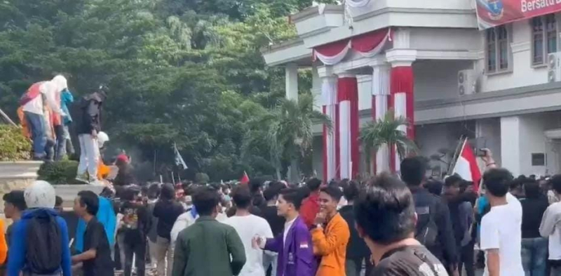 Demo Mahasiswa di Gedung DPRD Provinsi Jambi Ricuh, Kaca dan Sejumlah Fasilitas Dirusak
