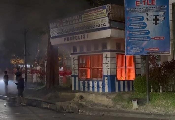 Pos Polisi Simpang BI Jambi Dibakar Massa, Situasi Ricuh Hingga Malam