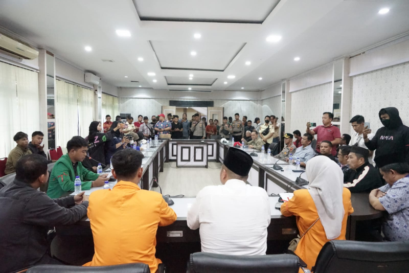 Tanpa Ricuh! Aksi Mahasiswa di DPRD Kota Jambi Berakhir Dialog Bersama Pimpinan Dewan