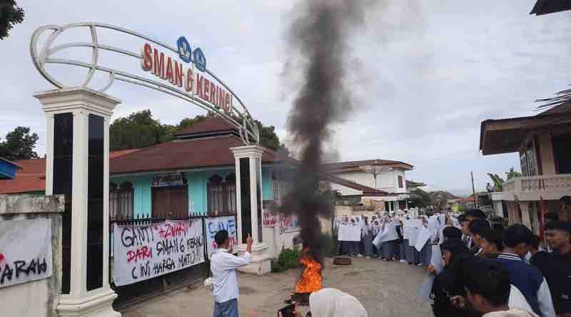 Kepala SMAN 6 Kerinci Didemo Siswa, Ini Tuntutannya..