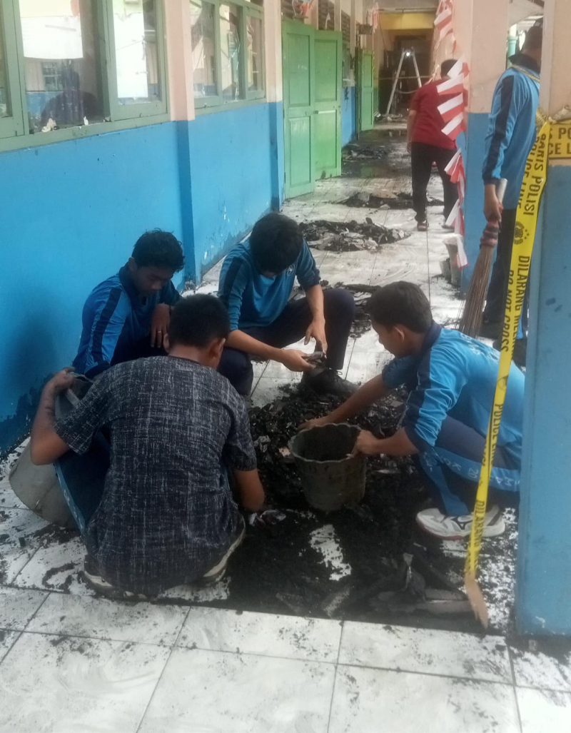 Akibat Kebakaran, SMP 20 Kota Jambi Gelar Belajar Online, Para Siswa Gotong Royong Bersihkan Sisa Kebakaran