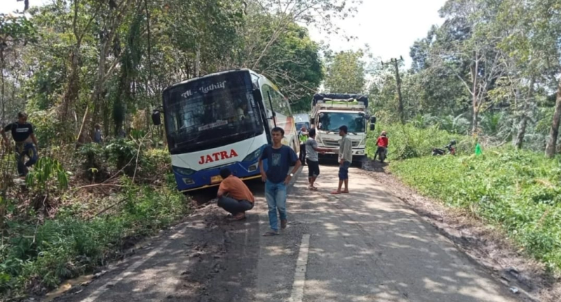 Jalan Alternatif Padang Lamo Rusak Parah, Warga Tebo Keluhkan Akses ke Sumatera Barat