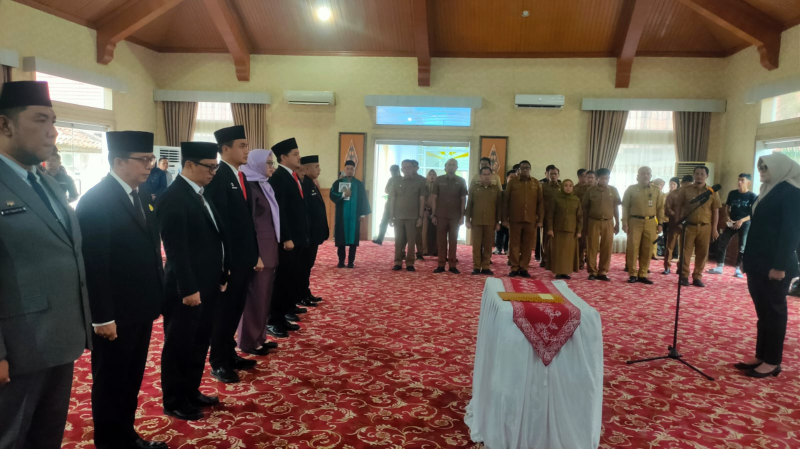 Bupati Tanjabtim Lantik 8 Pejabat Eselon II, Tegaskan Pentingnya Inovasi dan Kerja Keras