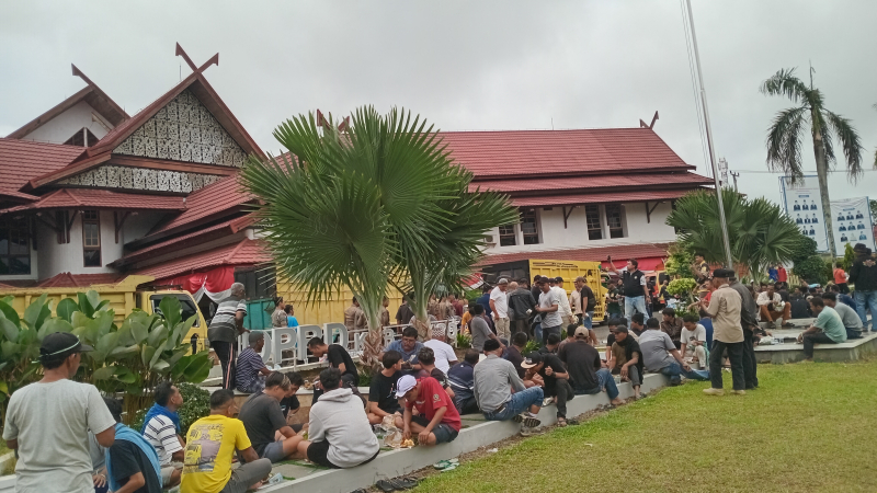 Ratusan Sopir Truk di Bungo Demo Karena Sulit Dapatkan Solar di SPBU