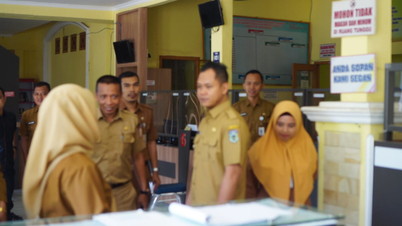 Wabup Gerry dan BKPSDM Sarolangun saat melakukan Sidak 