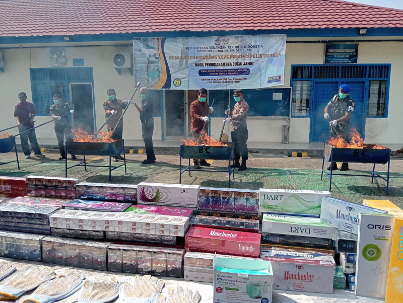 Miras dan Jutaan Batang Rokok Ilegal Senilai Rp 1,9 Miliar Dimusnahkan Bea Cukai Jambi
