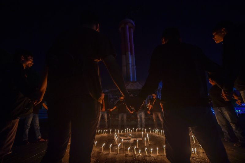 Lawan Arogansi dan Pembungkaman, Koalisi Jurnalis di Jambi Nyalakan 1.000 Lilin