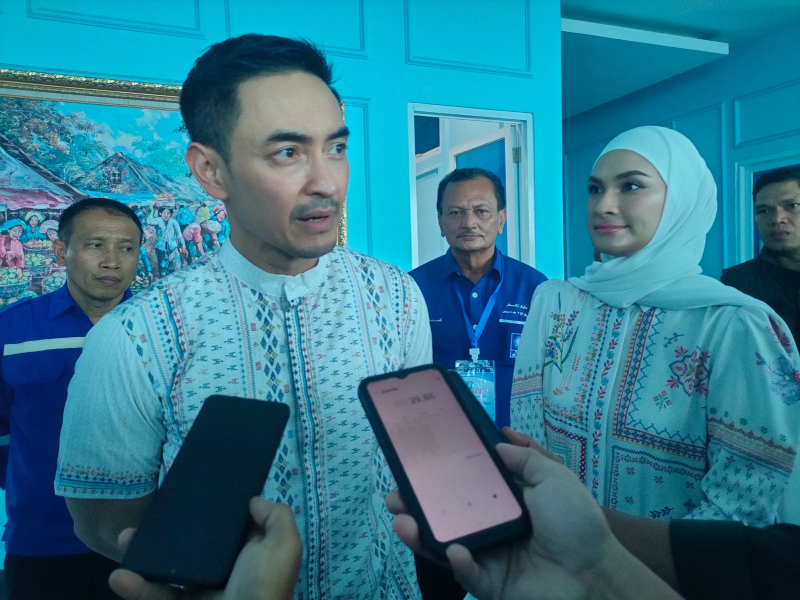 Kunjungi DPW PAN Jambi, Zumi Zola Dan Putri Zulhas Bagikan Sembako