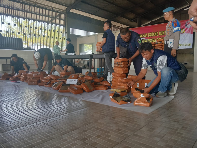194,7 Kilogram Ganja, 10.012 Butir Ekstasi, dan 8 Kilogram Sabu Dimusnahkan Satresnarkoba Polresta Jambi