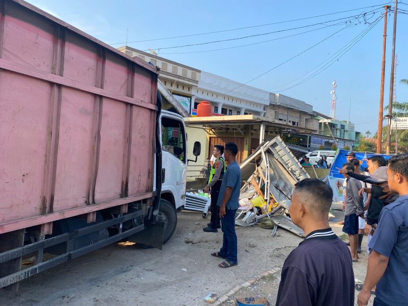 Diduga Mengantuk Mobil Truck Oleng dan Hantam Warung di Pemayung, 3 Orang Luka Berat