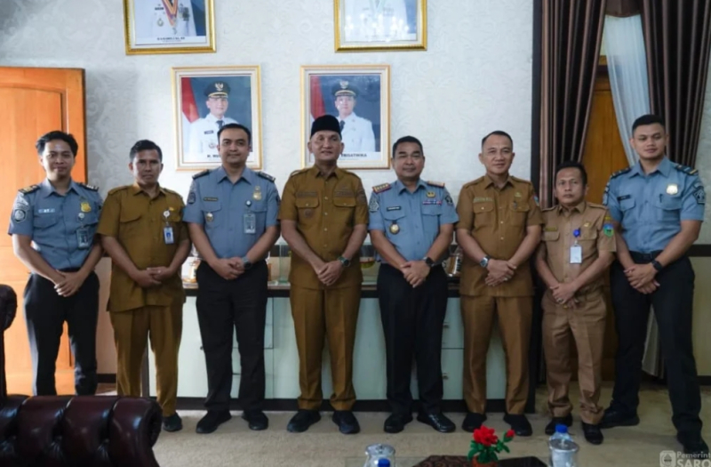 Foto bersama Bupati Hurmin bersama jajaran Kantor Imigrasi Kelas I TPI Jambi. 