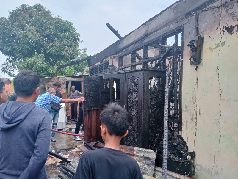Kebakaran Hebat Hanguskan Rumah dan Bedeng Tiga Pintu, Satu Warga Alami Luka Bakar