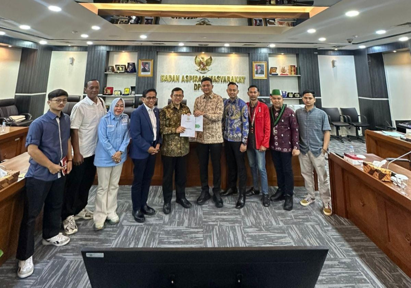 Ketua DPRD Provinsi Jambi Kawal
Aspirasi Aliansi Masyarakat Provinsi Jambi ke Senayan